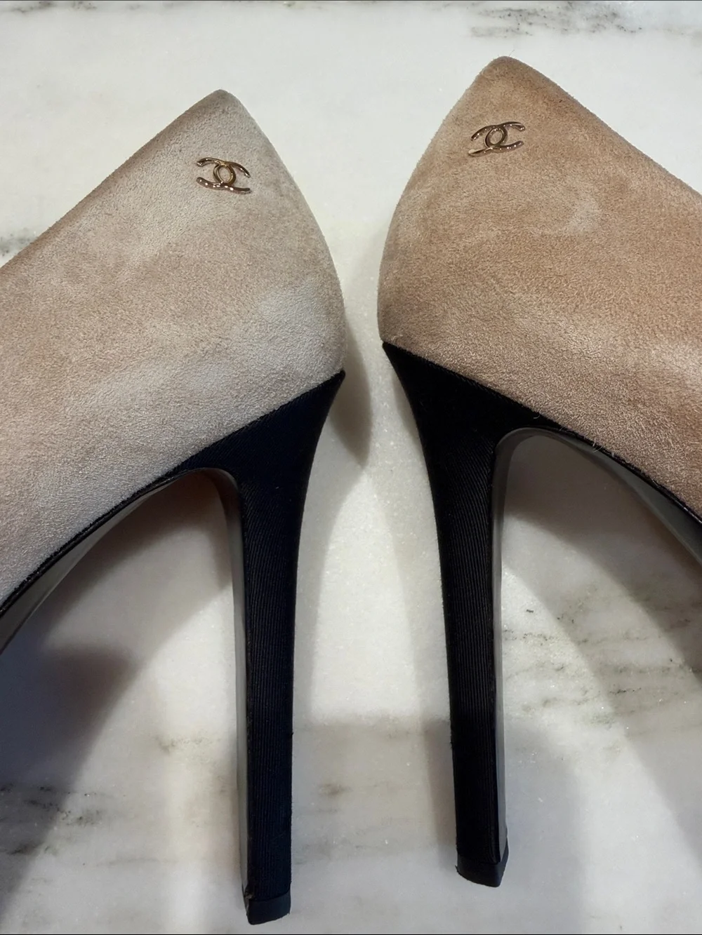 CHANEL Beige/Taupe Suede CC Pumps